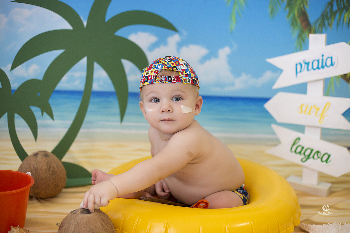 o menino olha para a fotografa de bebes de caxias do sul, karina frias