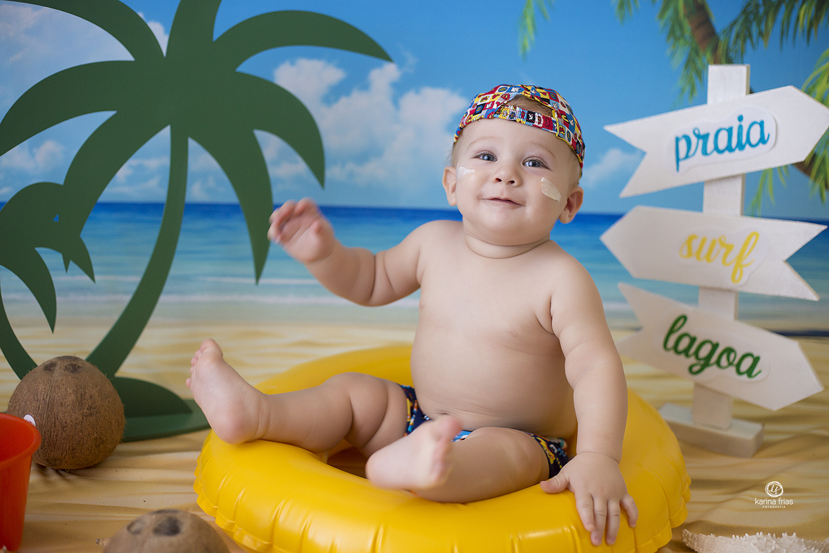 o menino sorri durante sessão em caxias do sul