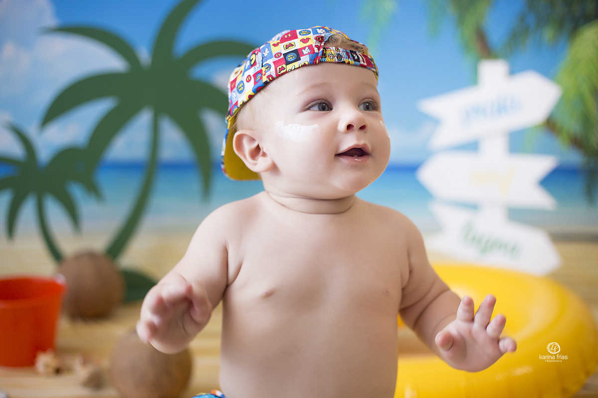o menino esta feliz na sessão de fotos em caxias do sul