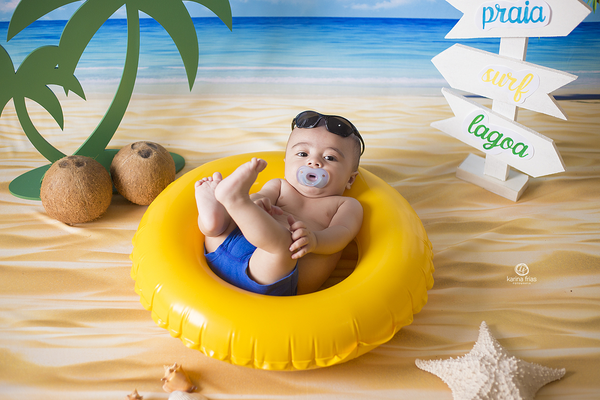 o menino olha para a fotografa de bebes de caxias do sul, karina frias