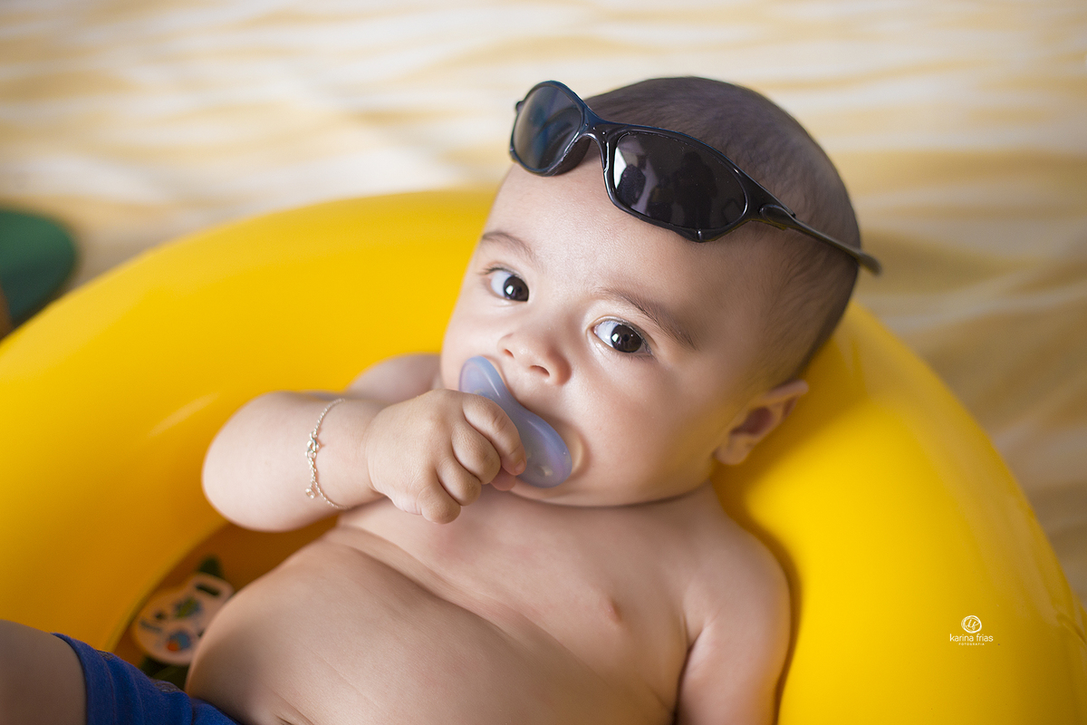o menino olha para a fotografa de familia de caxias do sul, durante as fotos mensais