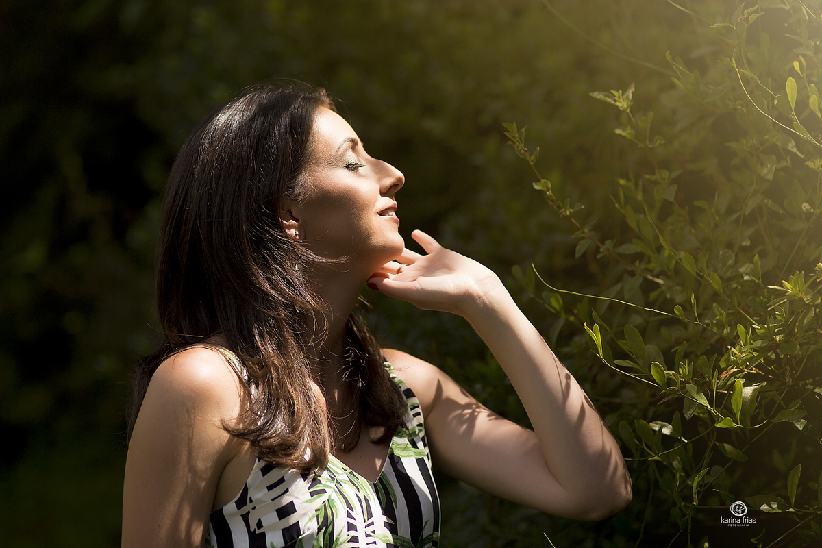 no ensaio pessoal a modelo sente o sol