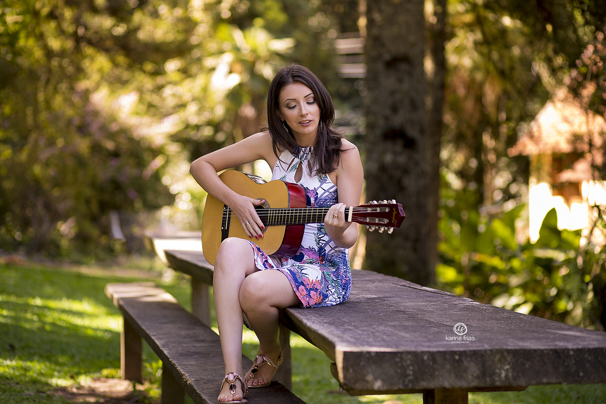 no ensaio pessoal, a modelo toca o violao