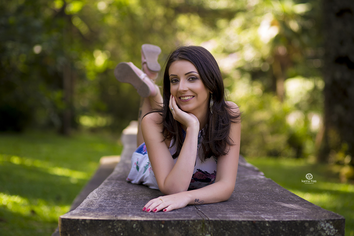 a menina posa para a fotografa de familia de caxias do sul, karina frias