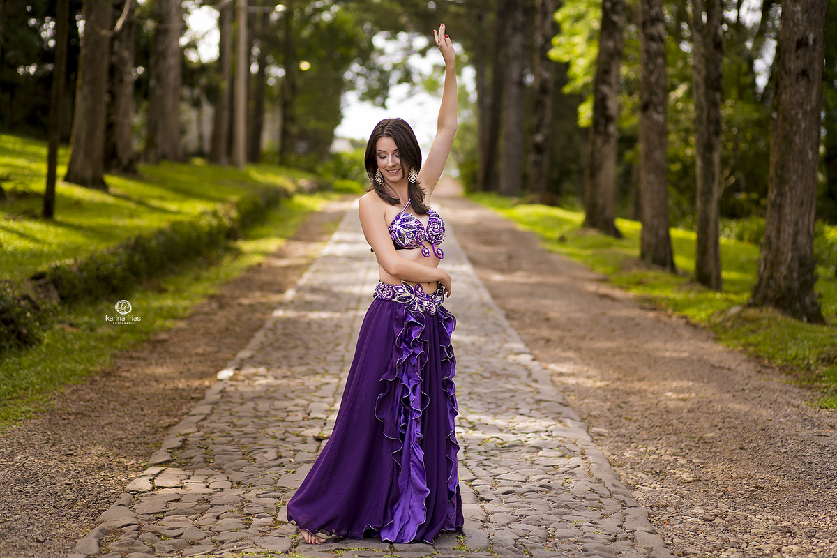 no ensaio pessoal a modelo dança