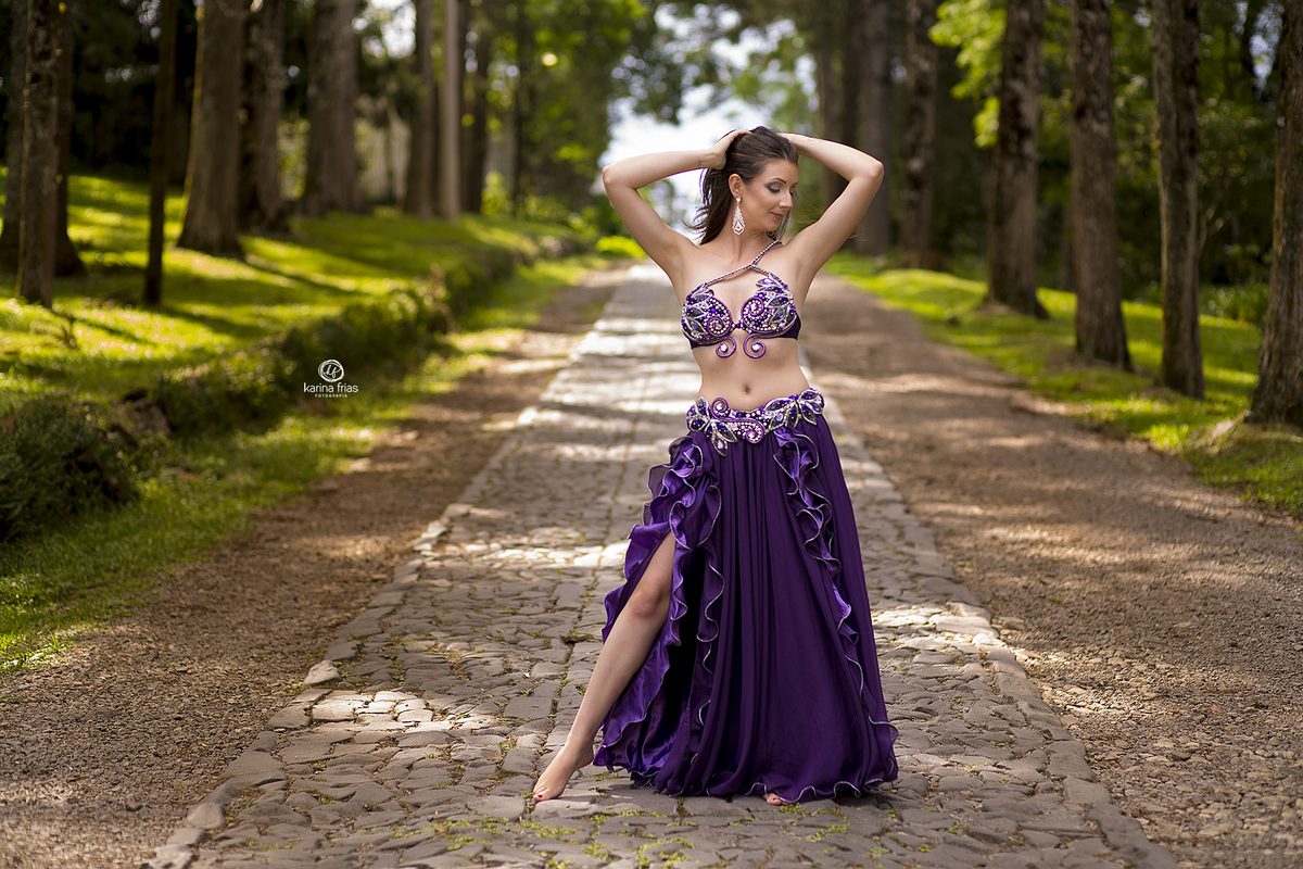 a modelo posa para fotos externas pessoais