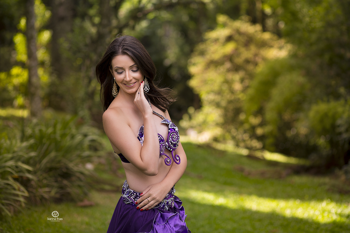 a menina olha para o chao na sessão de fotos externas em caxias do sul