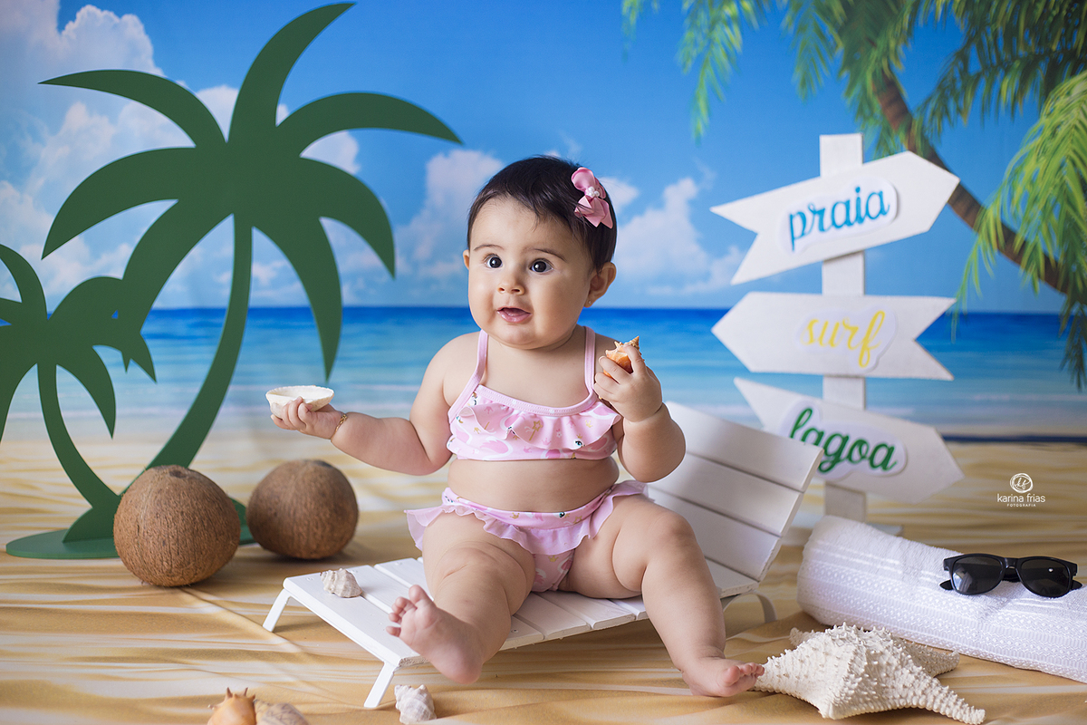 a menina esta no cenario de praia