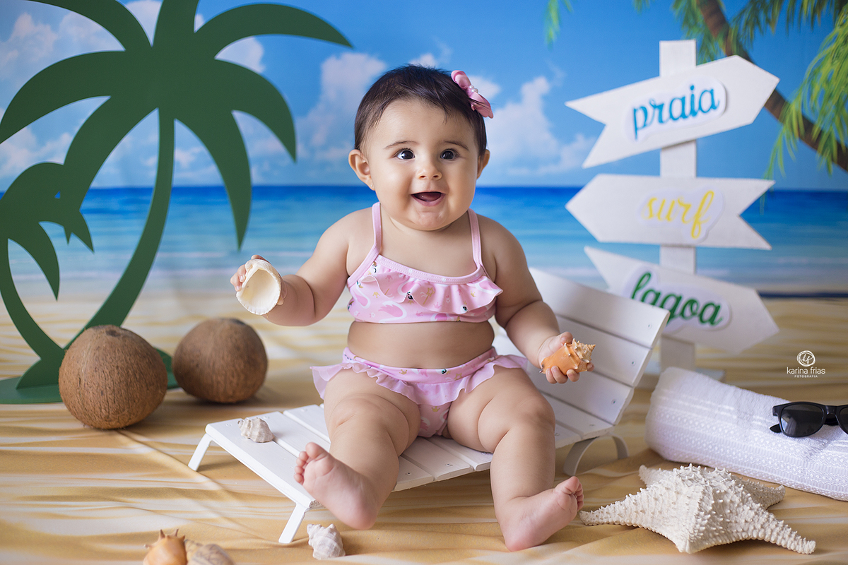 a menina sorri para as fotos de sete meses