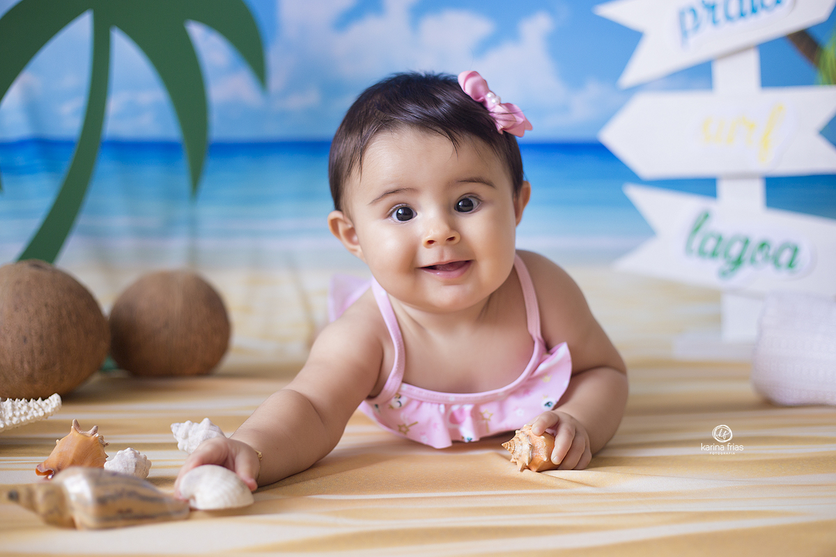 a menina olha para a fotografa de bebes de caxias do sul, karina frias