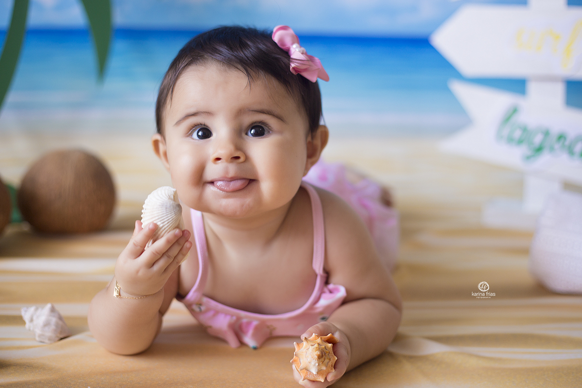 a menina mostra a lingua no ensaio infantil