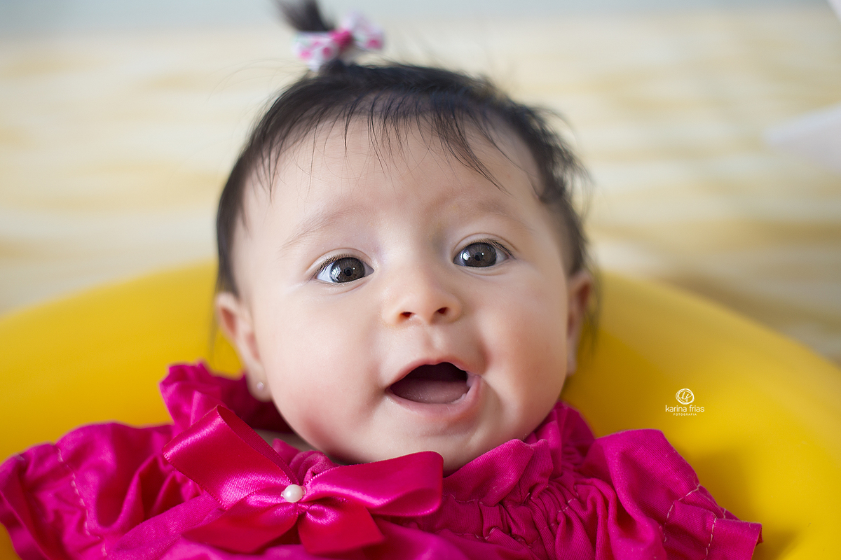 a menina olha para a fotografa de bebes de caxias do sul, karina frias