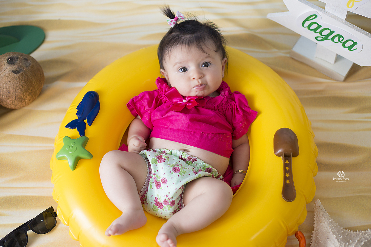 no acompanhamento mensal a menina faz biquinho