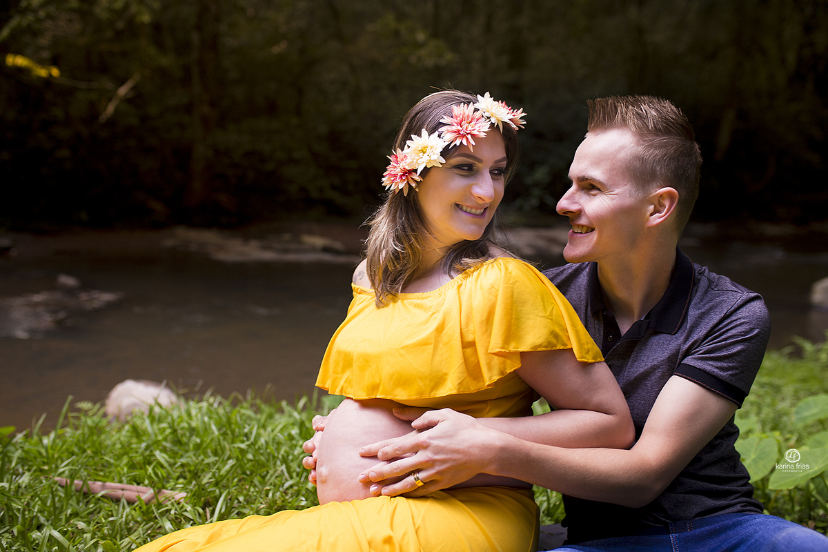 os pais se olham no ensaio de gestante