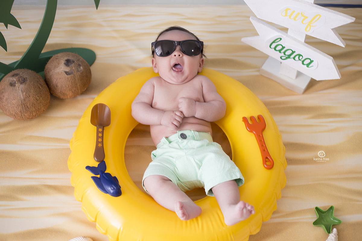 o menino sorri para a fotografa de bebes de caxias do sul, karina frias