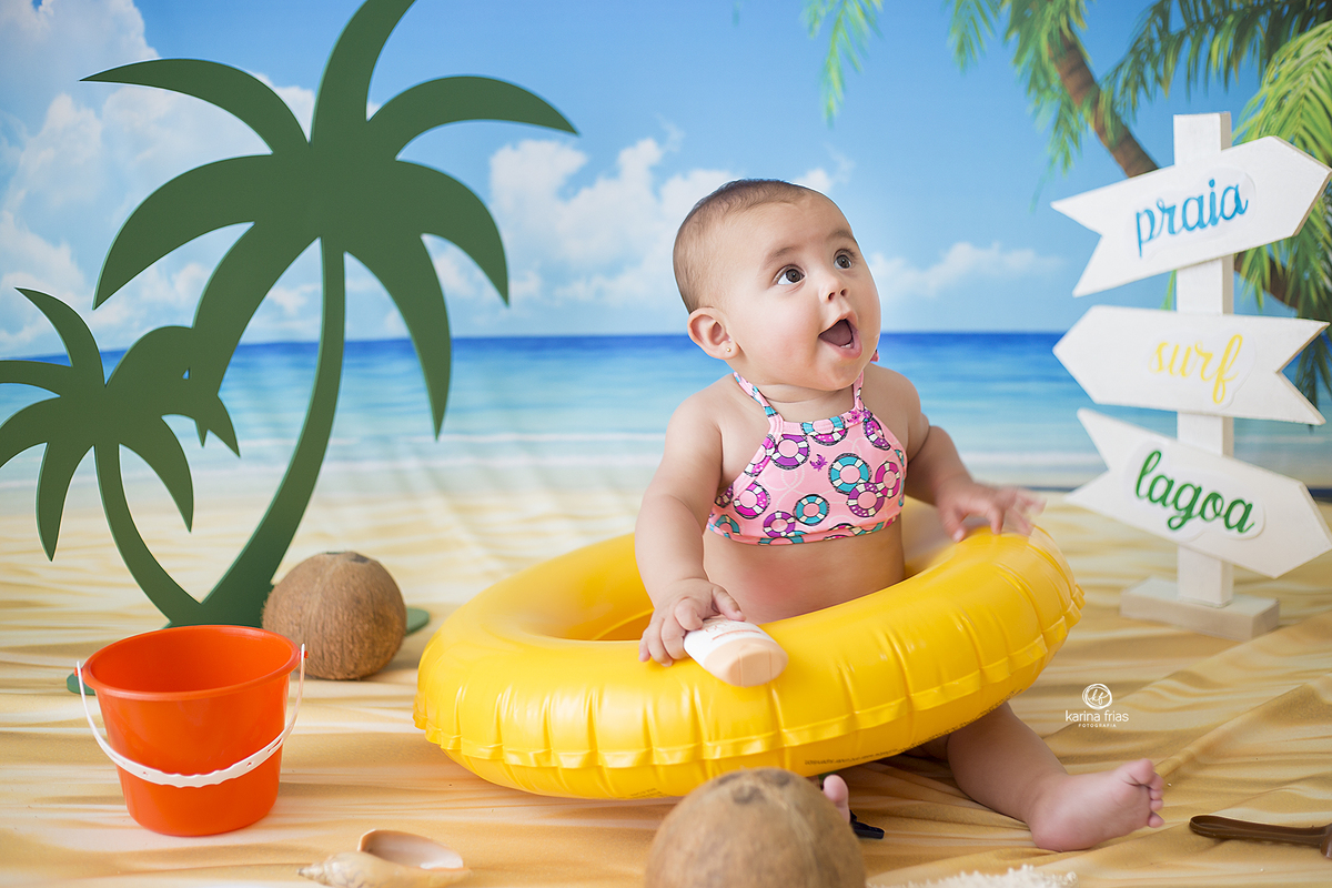 no ensaio infantil a bebe sorri