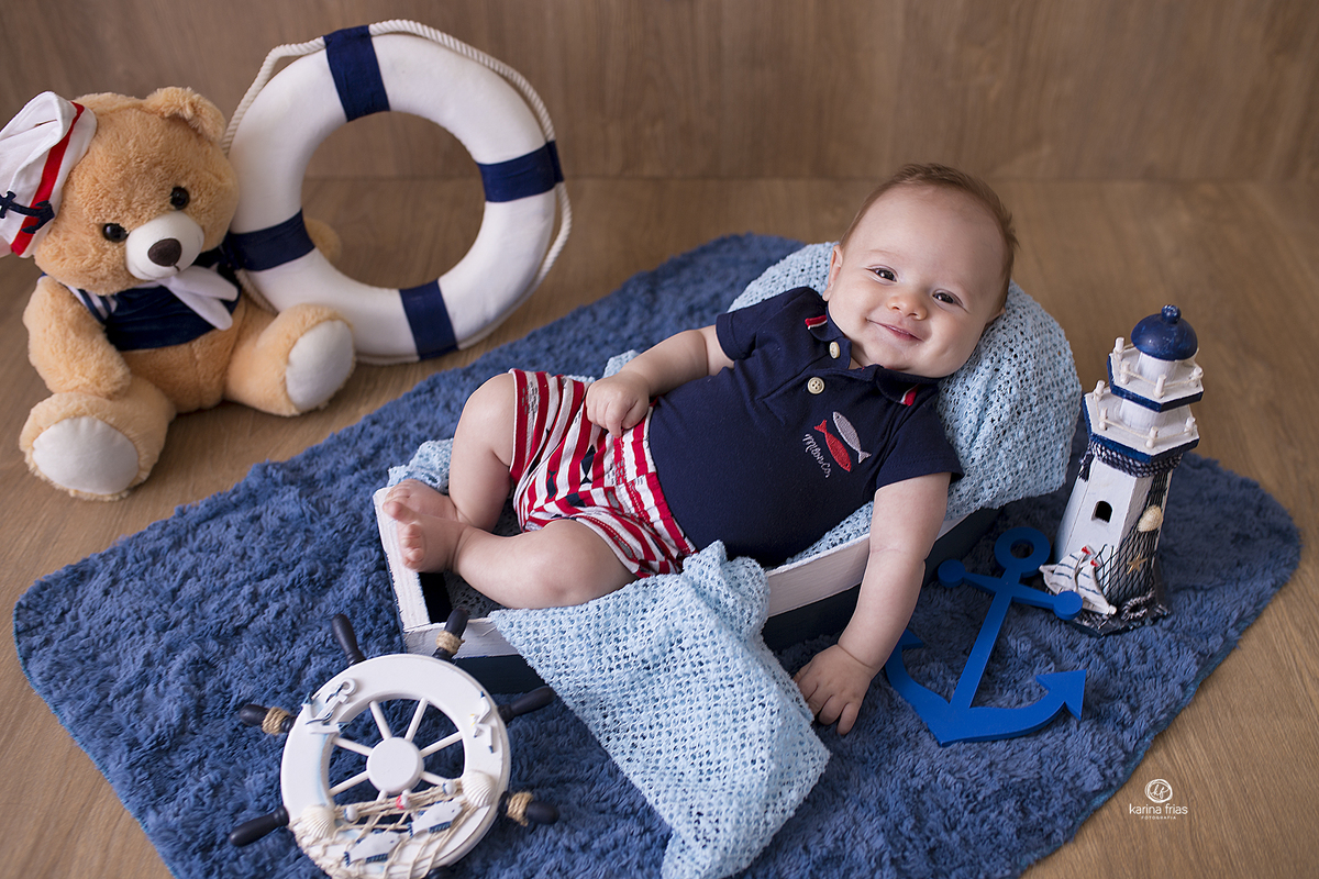 o menino sorri para a fotografa de bebes de caxias do sul-rs
