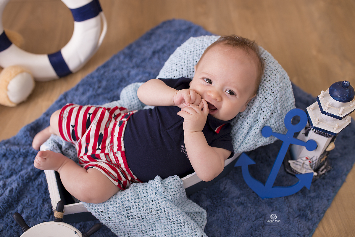 o menino sorri nas fotos mensais