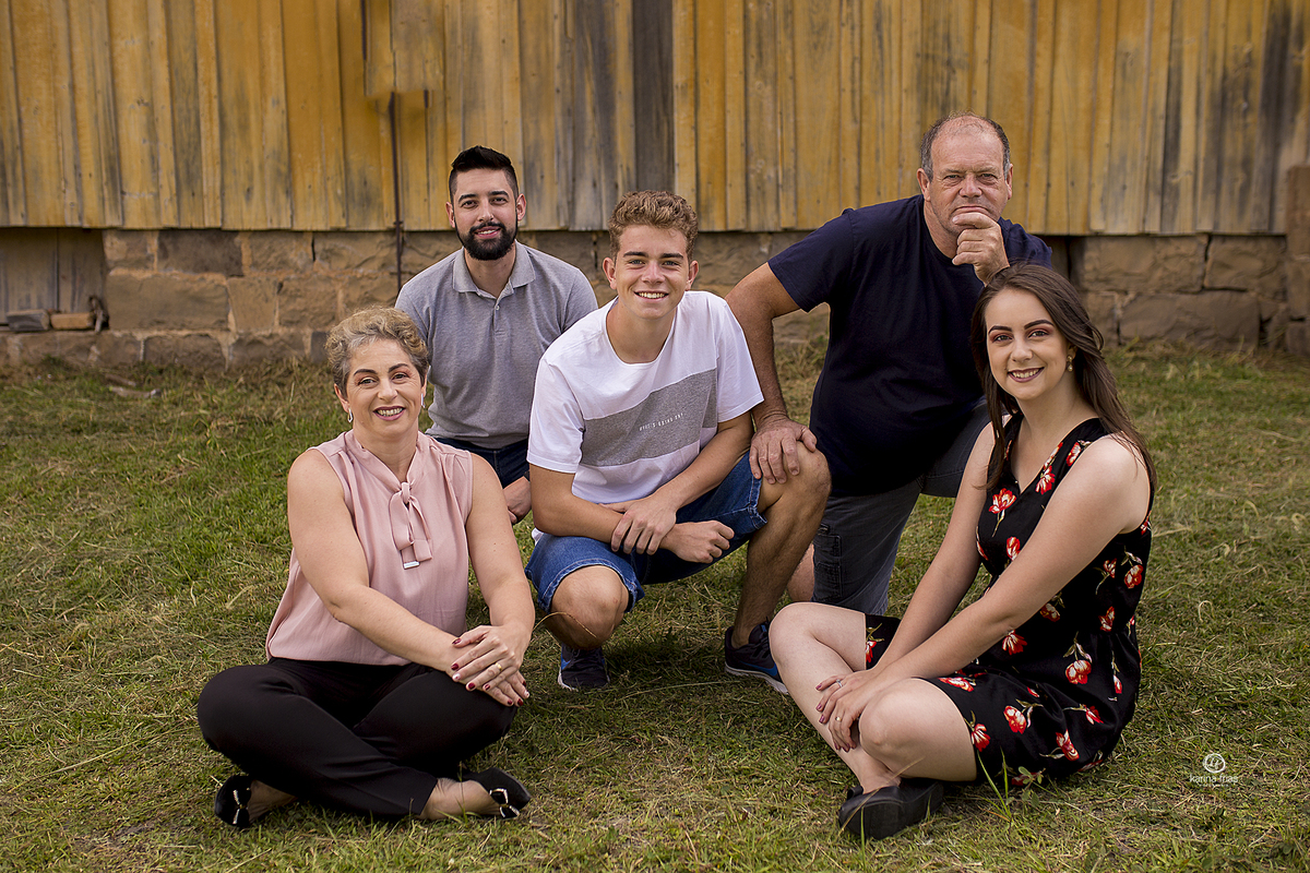 a familia olha para a fotografa de caxias do sul-rs