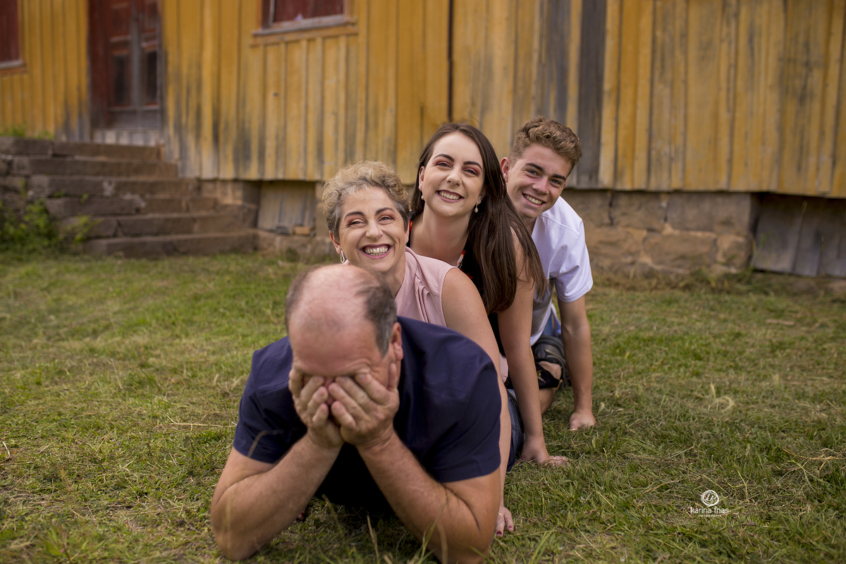 o pai se esconde enquanto a familia sobe mas costas dele