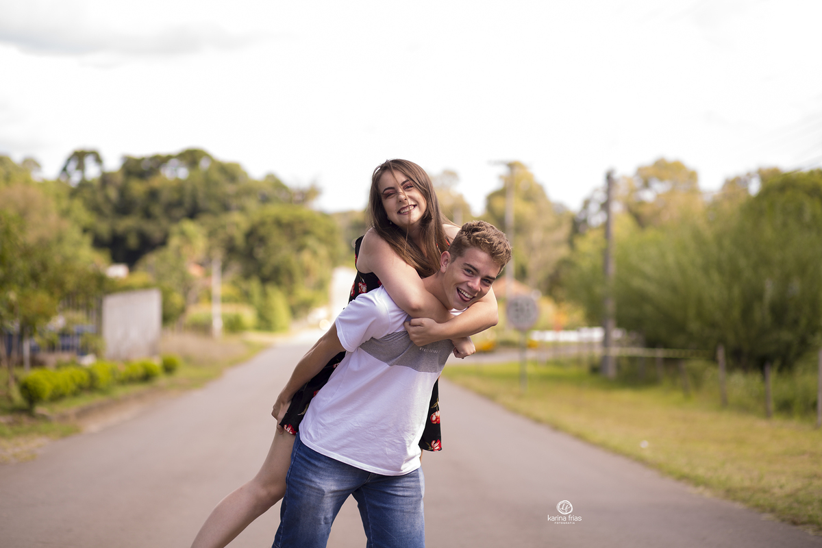 os irmaos brincam no meio da estrada no ensaio externo