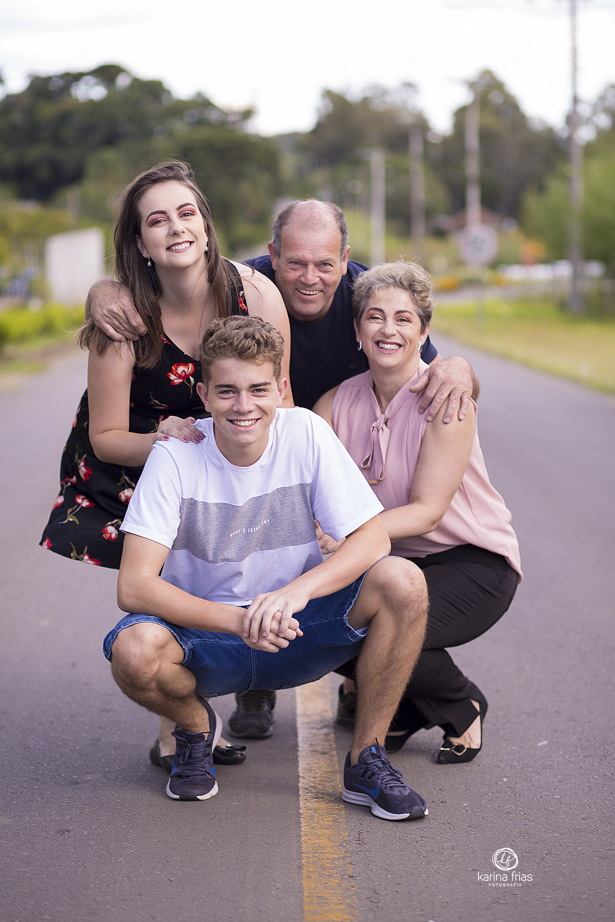 a familia posa no meio da estrada para as fotos externas