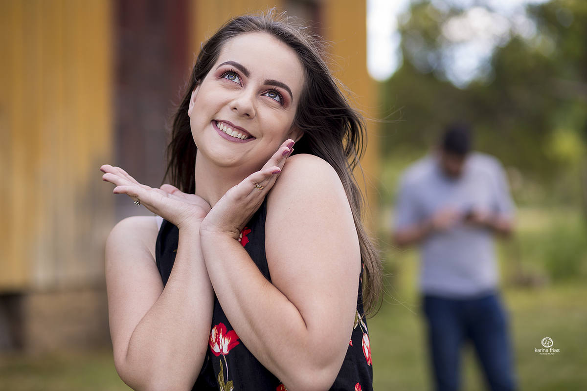 a menina sorri durante ensaio externo