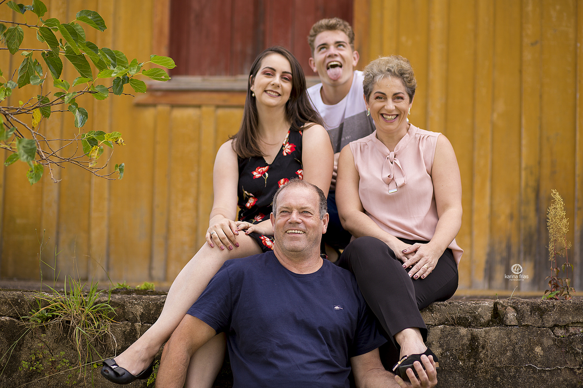 a familia brinca nas fotos externas