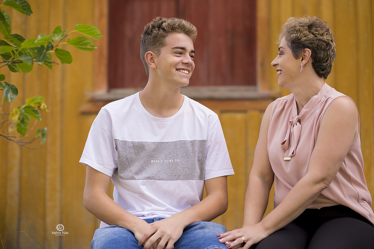 mae e filho se olham no ensaio em familia