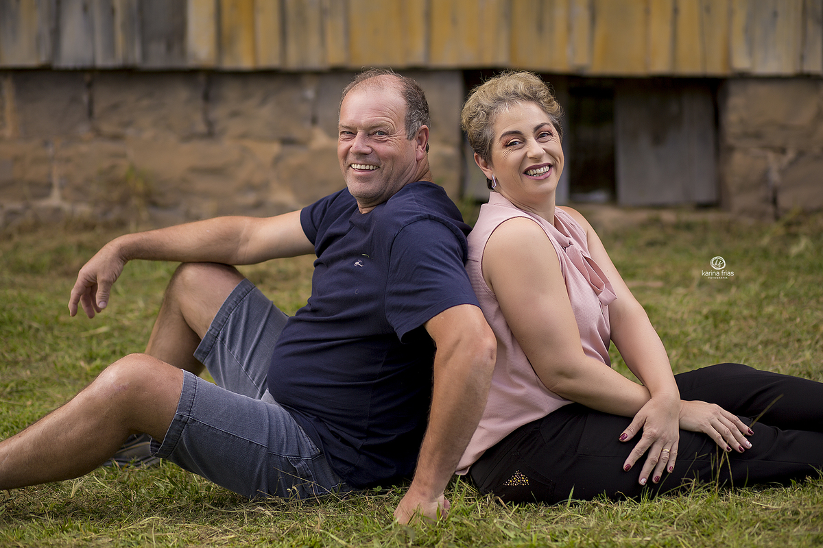 os pais sorriem para a fotografa de familia de caxias do sul, karina frias