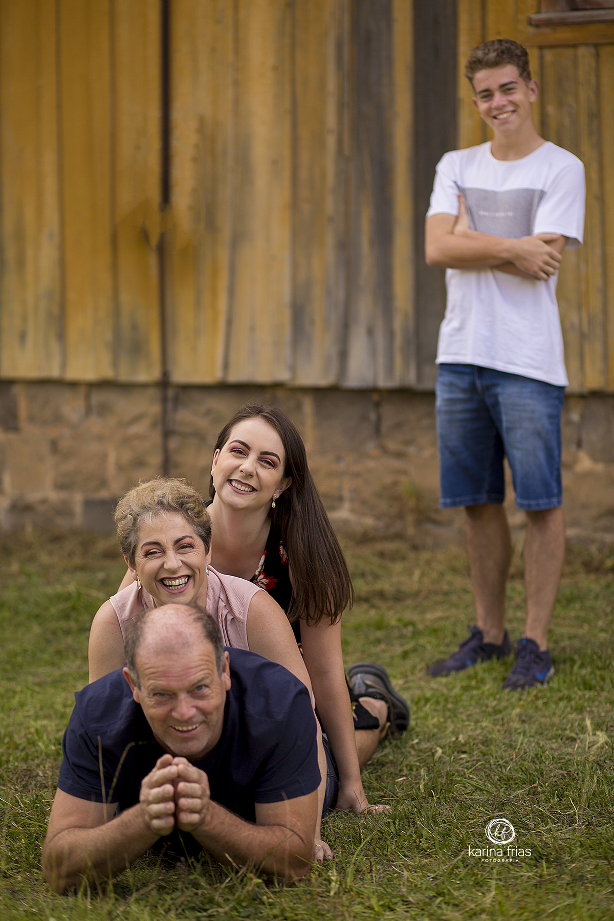 a familia se diverte no ensaio externo