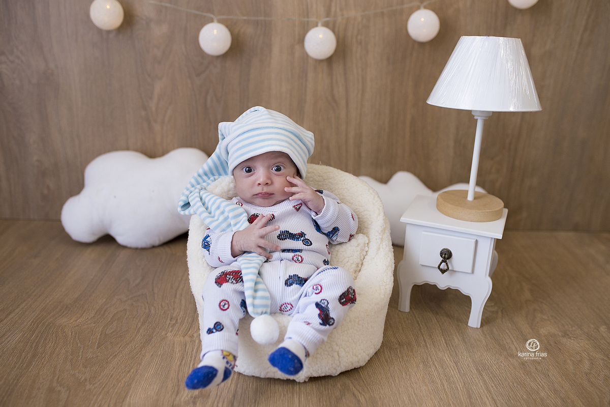 o bebe olha para a fotografa de familia de caxias do sul, karina frias