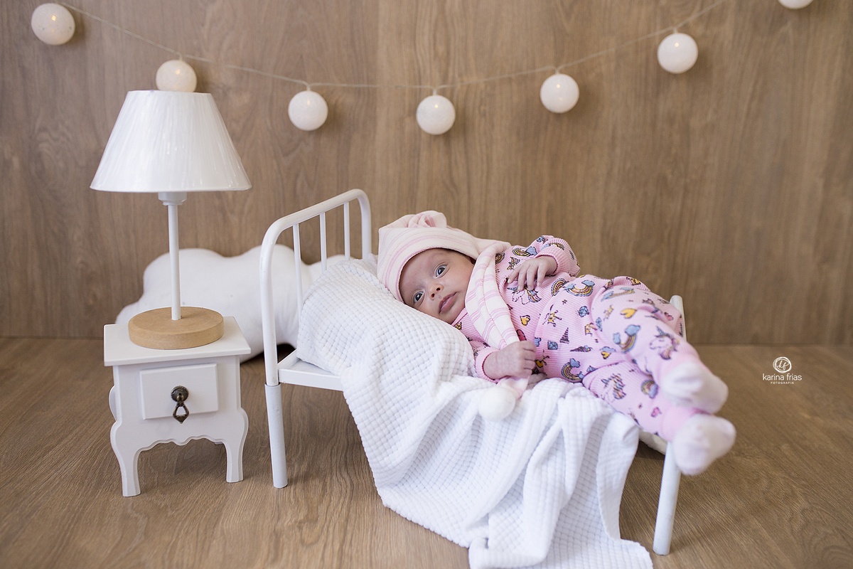 a menina sorri para a fotografa de bebes de caxias do sul