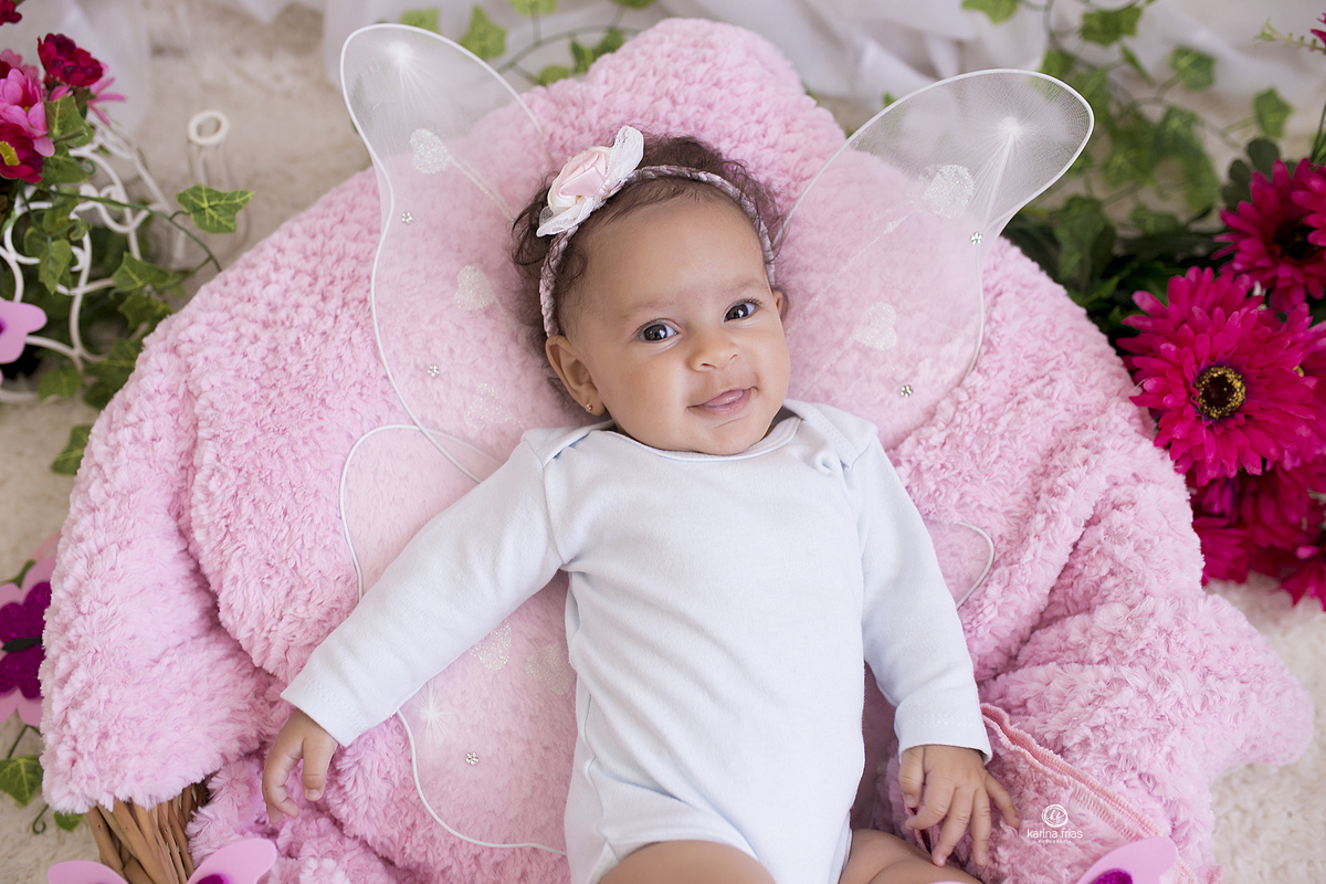 a menina olha para a fotografa de bebes de caxias do sul, karina frias