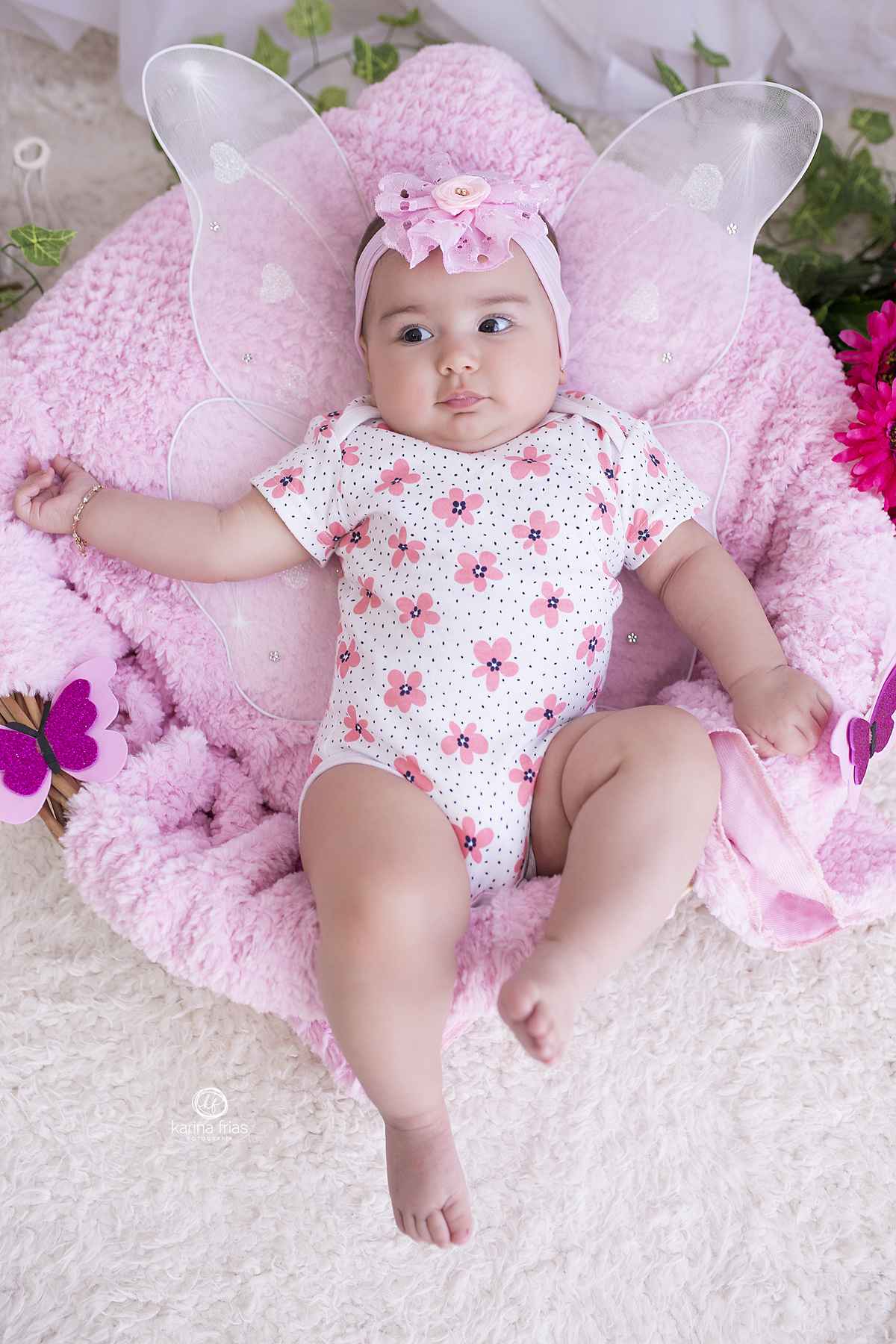 no ensaio infantil a menina esta deitada