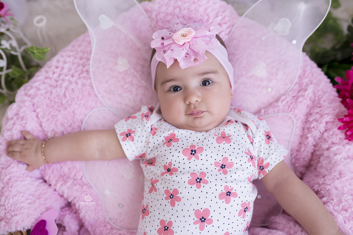 a menina olha para a fotografa de bebes de caxias do sul karina frias