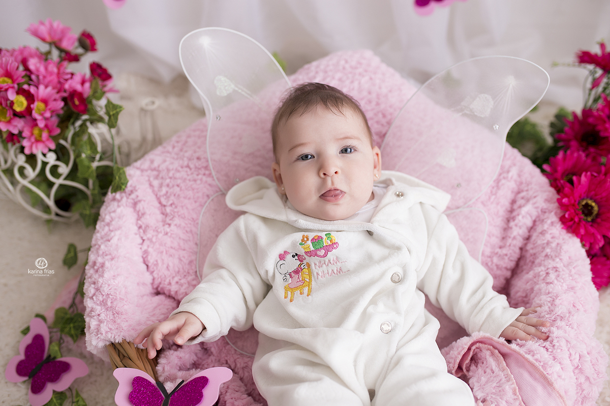 a menina olha para a fotografa de bebes de caxias do sul, karina frias