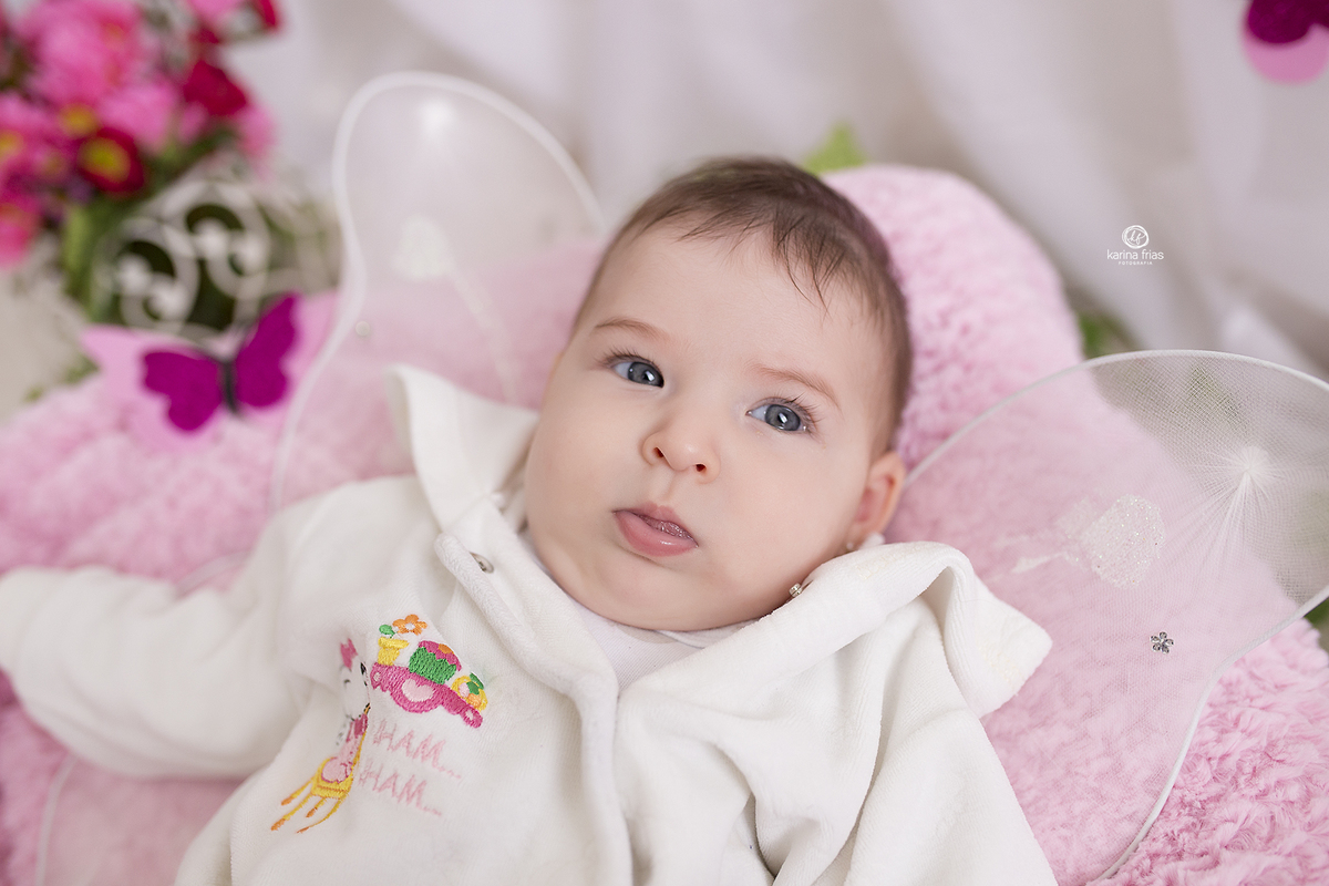a menina olha para a fotografa de caxias do sul
