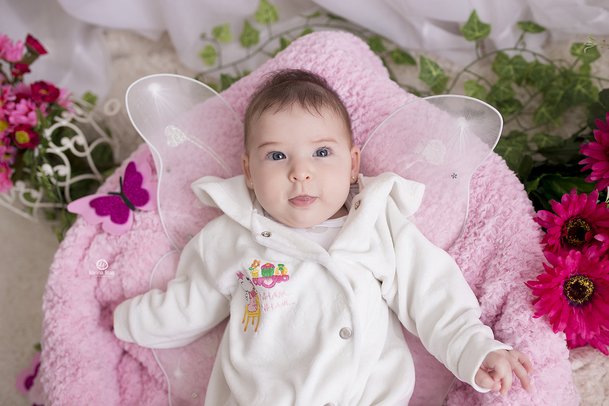 no ensaio infantil a bebe sorri