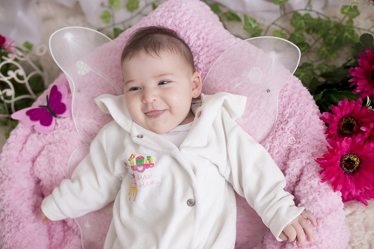 a menina sorri no acompanhamento mensal