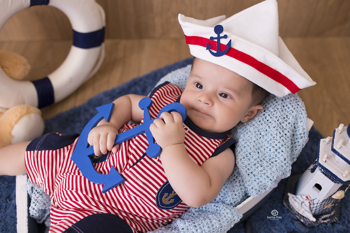 no ensaio infantil o menino esta serio