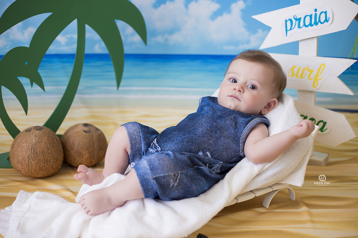 a criança olha para a fotografa de bebes de caxias do sul-rs