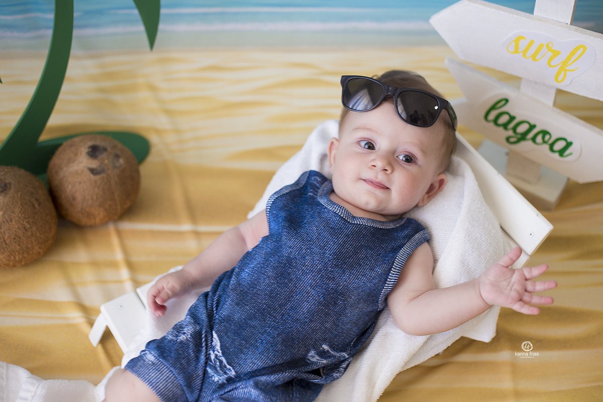 o menino acena durante sessão de fotos