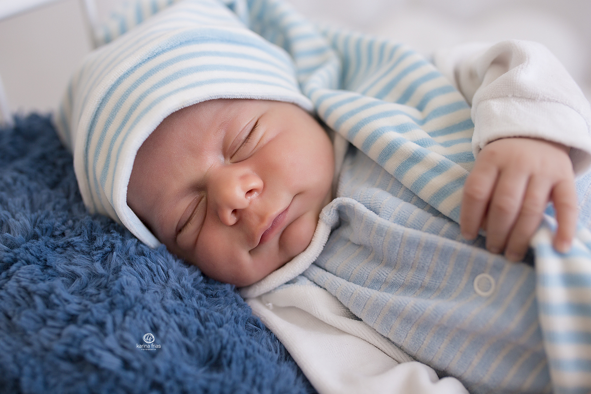 o bebe esta dormindo durante acompanhamento mensal