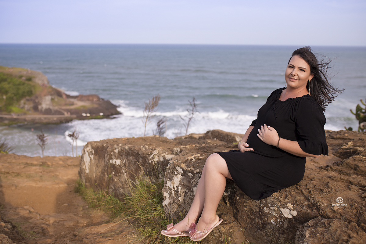 a gestante esta sentada para suas fotos externas
