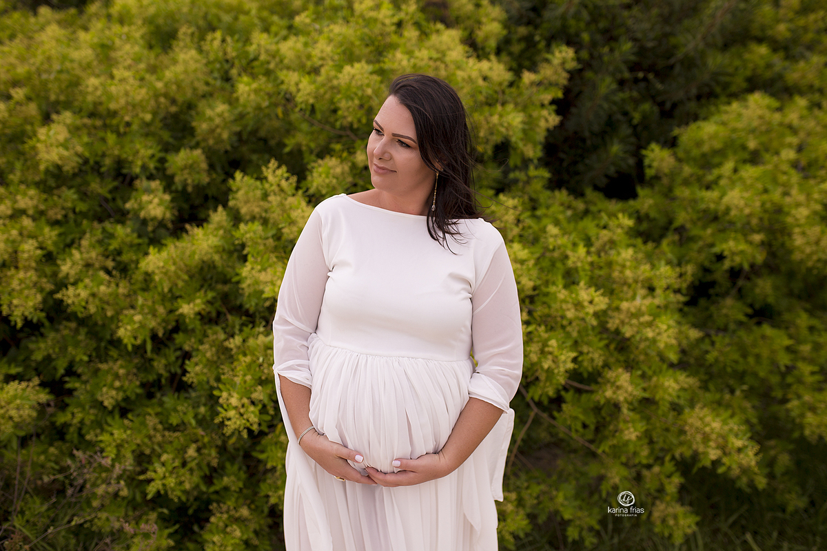 a gestante posa para a fotografa de familia de caxias do sul, karina frias