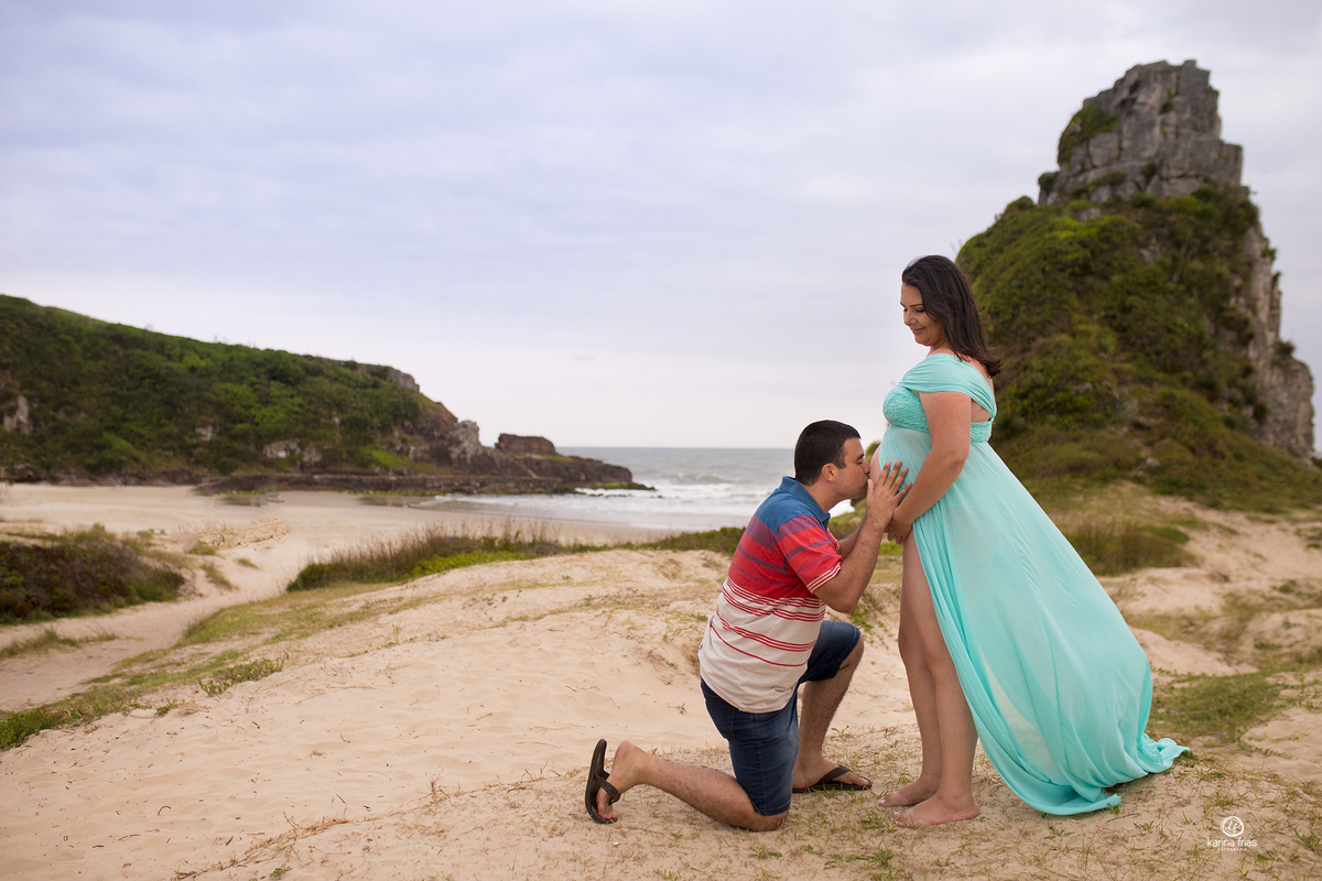 o pai beija a barriga na sessão de gestante