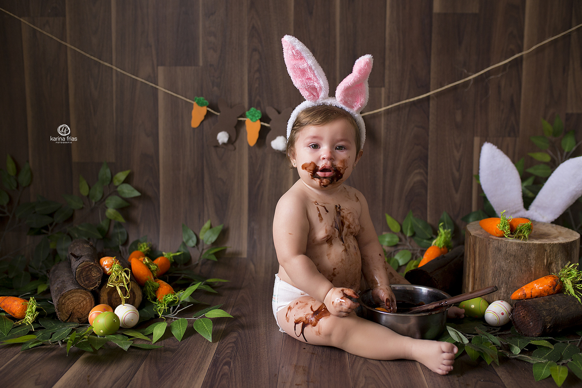 no ensaio infantil a menina se suja de chocolate