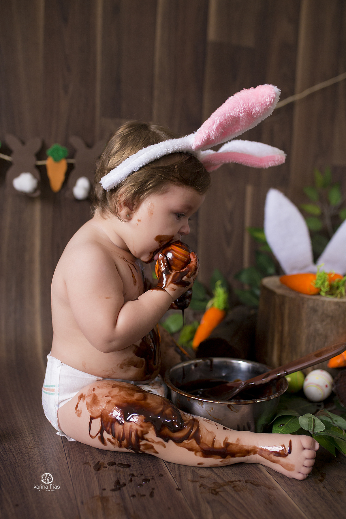 no ensaio de pascoa a bebe come oi chocolate