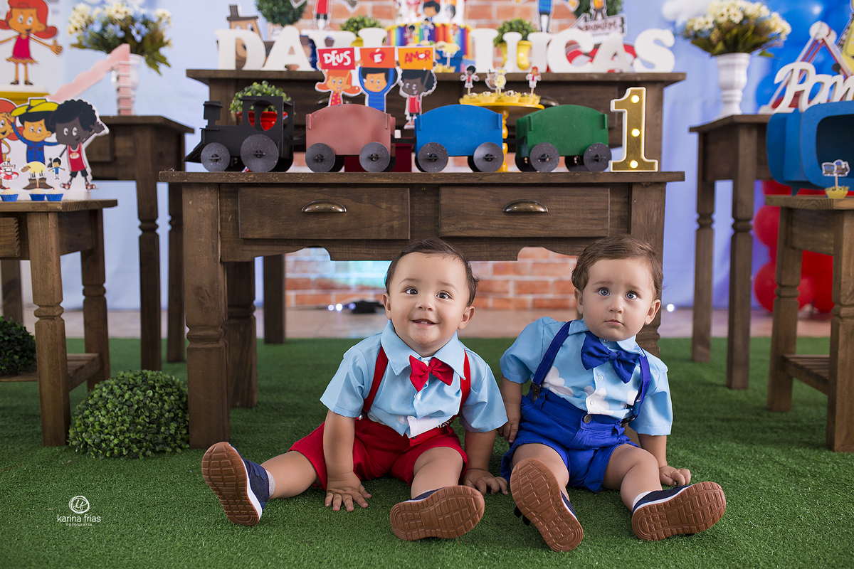 os irmaos posam frente a mesa de aniversario